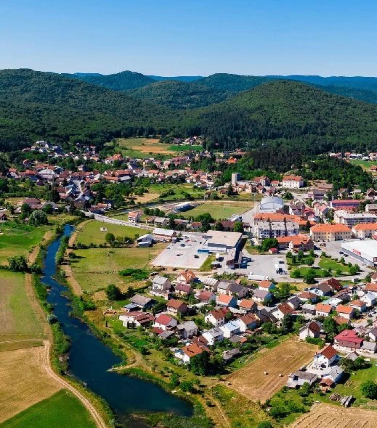 Otočac i rijeka Gacka iz zraka ljeti