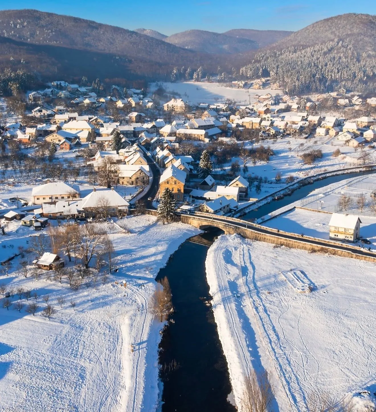 Otočac zimi pod snijegom